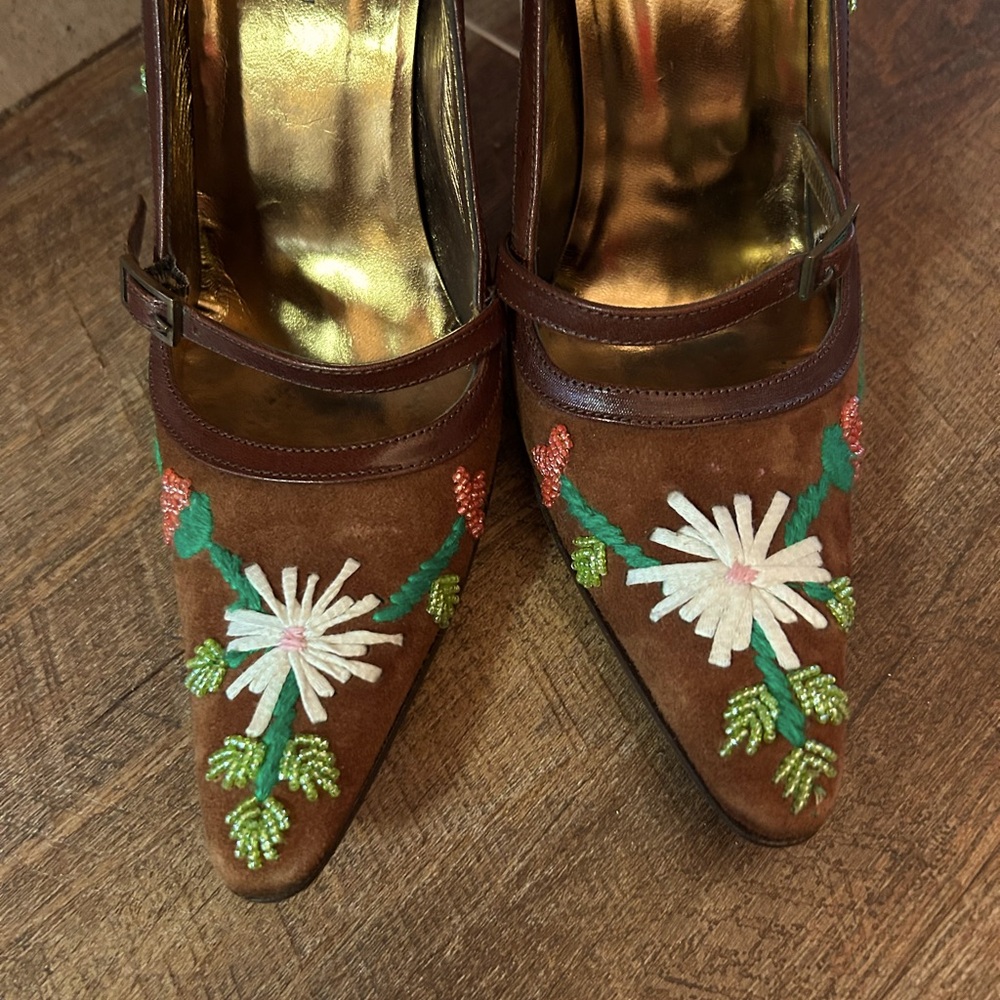 Dolce & Gabbana Brown Suede embroidered pumps, size 6. Very good condition.